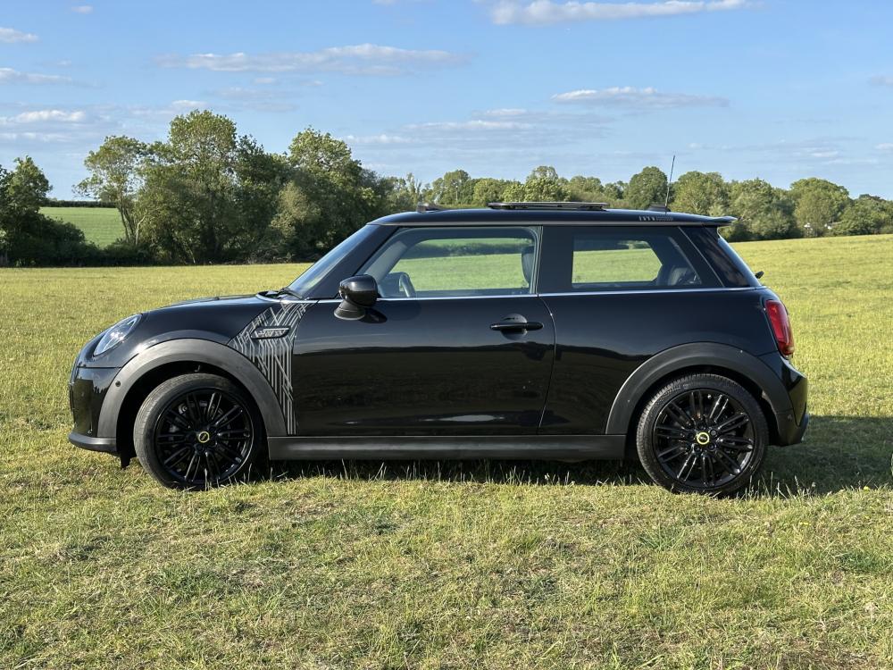MINI Electric Hatch Cooper SE 32.6kWh Shadow Edition Hatchback 3dr Electric Auto (184 ps)