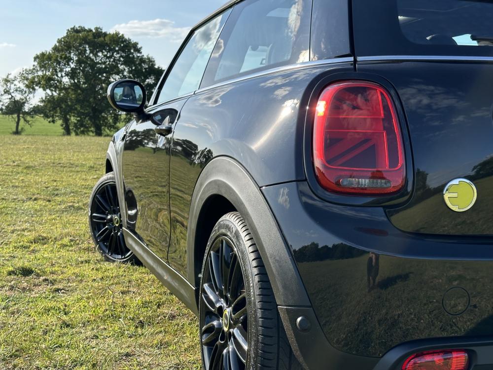MINI Electric Hatch Cooper SE 32.6kWh Shadow Edition Hatchback 3dr Electric Auto (184 ps)