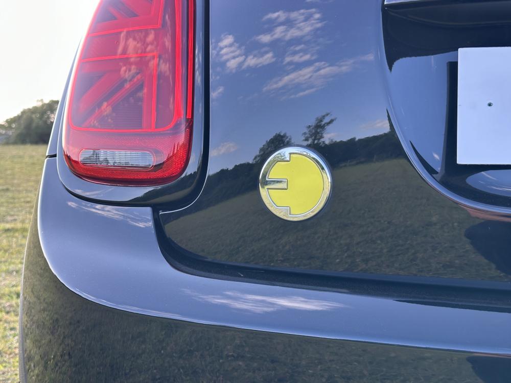 MINI Electric Hatch Cooper SE 32.6kWh Shadow Edition Hatchback 3dr Electric Auto (184 ps)