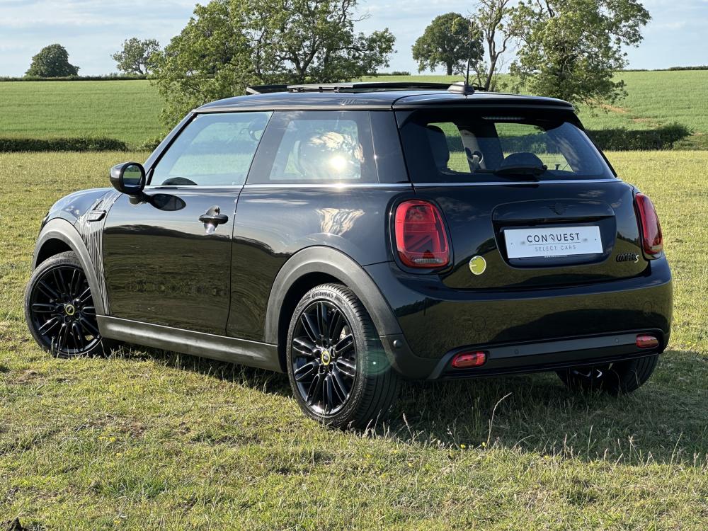 MINI Electric Hatch Cooper SE 32.6kWh Shadow Edition Hatchback 3dr Electric Auto (184 ps)