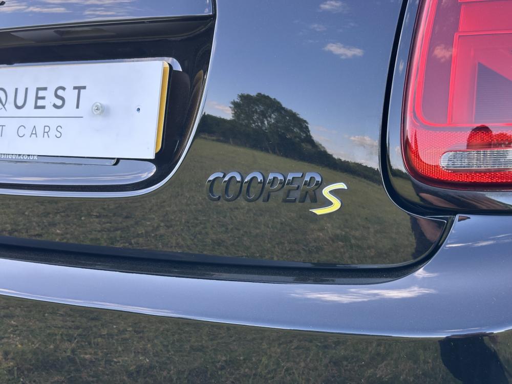 MINI Electric Hatch Cooper SE 32.6kWh Shadow Edition Hatchback 3dr Electric Auto (184 ps)