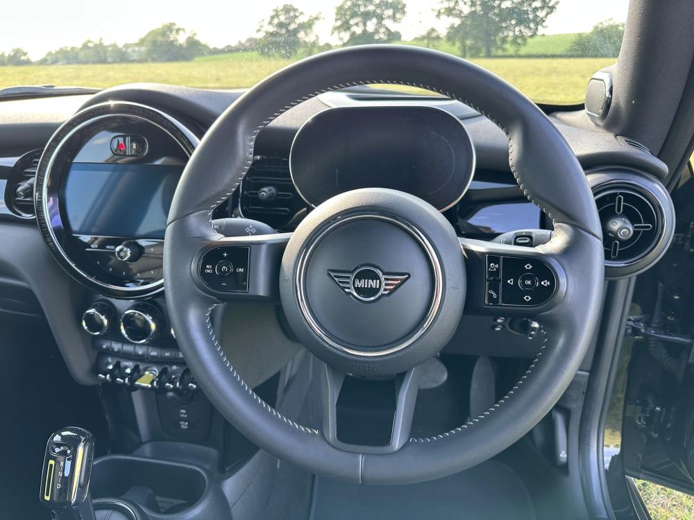 MINI Electric Hatch Cooper SE 32.6kWh Shadow Edition Hatchback 3dr Electric Auto (184 ps)