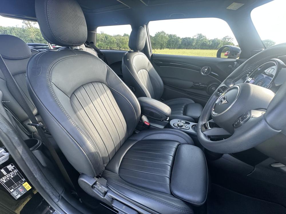 MINI Electric Hatch Cooper SE 32.6kWh Shadow Edition Hatchback 3dr Electric Auto (184 ps)
