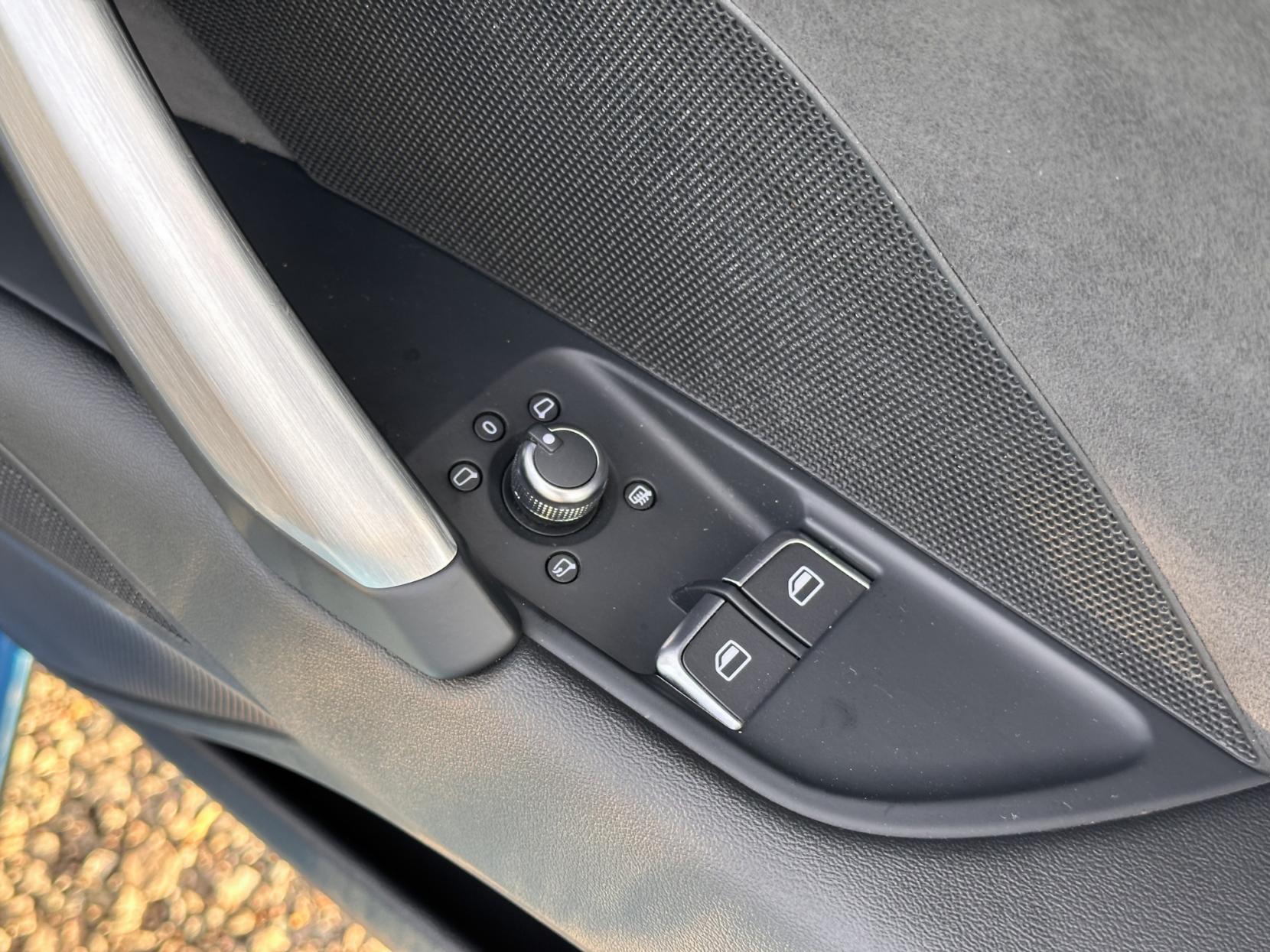 Audi TT 2.0 TFSI 40 Black Edition Roadster 2dr Petrol S Tronic Euro 6 (s/s) (197 ps)