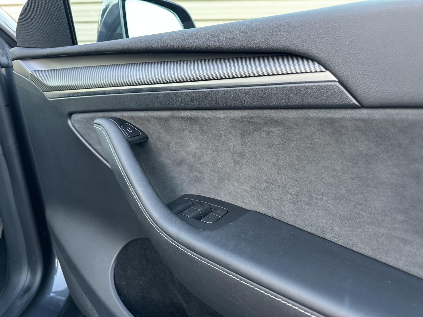 Tesla Model Y (Dual Motor) Long Range SUV 5dr Electric Auto 4WDE (384 bhp)